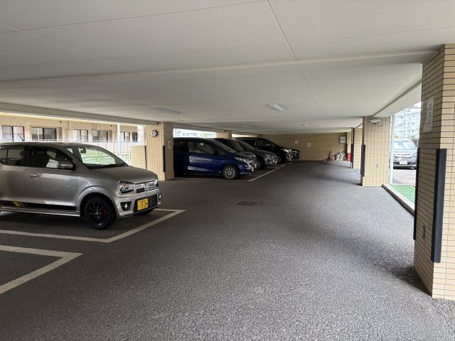 大切な愛車を雨や直射日光から守ってくれる、屋根付きの敷地内平面駐車場です。広々とした駐車スペースで切り返しもしやすく、スムーズに入出庫が可能。防犯カメラも設置されており安全面にも配慮されています。