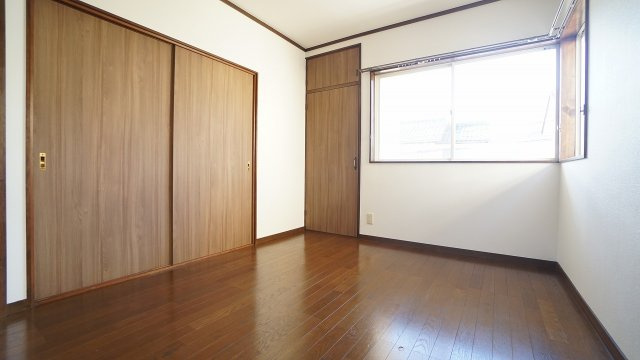 2Ｆの6帖洋室　日当たり良好、収納も充実