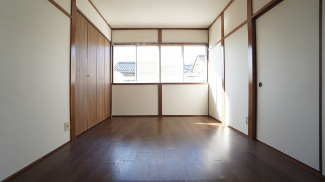 2Ｆの6帖洋室　日当たり良好、引き戸を開ければ隣の6帖洋室とつながり超広々空間