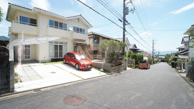 リフォーム済み4ＬＤＫ＋ＷＩＣ戸建て　瀬戸内海が見える団地高台で眺望良好　洗面、浴室、トイレ水まわり新調　日当り、眺望も良好　幹線道路、各生活施設とアクセス良　カーポート駐車場、お庭、物置付き