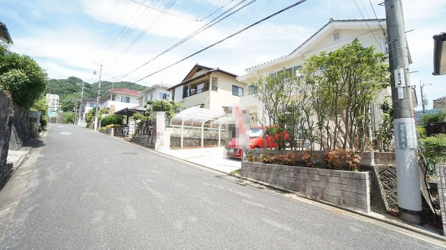 リフォーム済み4ＬＤＫ＋ＷＩＣ戸建て　瀬戸内海が見える団地高台で眺望良好　洗面、浴室、トイレ水まわり新調　日当り、眺望も良好　幹線道路、各生活施設とアクセス良　カーポート駐車場、お庭、物置付き