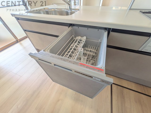食器洗浄乾燥機は手洗いに比べて時間や労力を節約できます。また、高温のお湯で洗浄されるため、雑菌や細菌を殺菌する効果もあります。さらに、乾燥機能があるため、手で拭く手間も省け衛生的に保管できます。