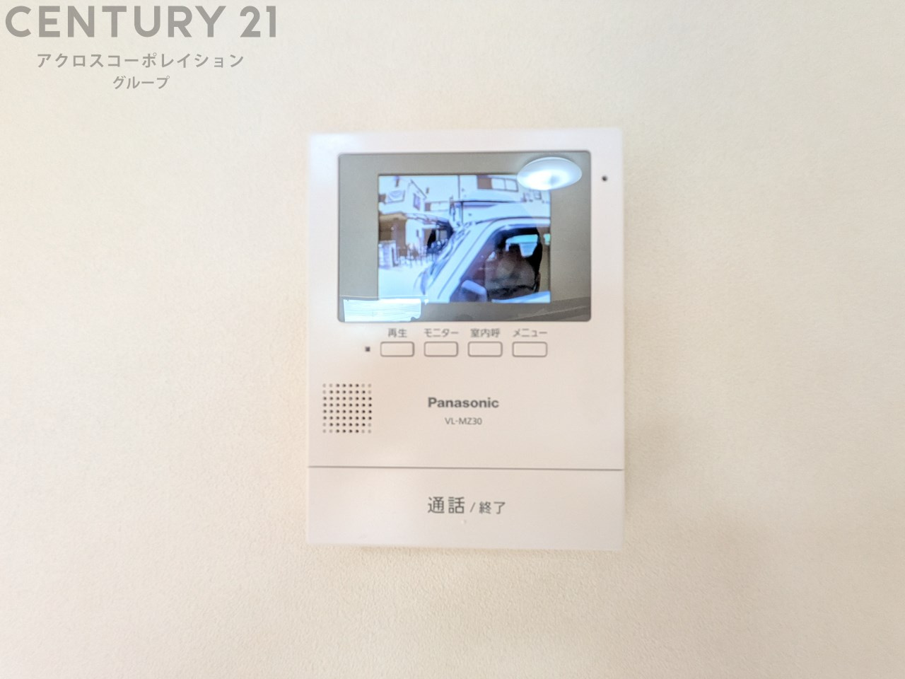 訪問者が来たときにテレビ画面で確認できるため、安心してドアを開けられます。録画機能があるものもあり、留守中に来訪者を記録しておくことができます。利便性が高く、セキュリティ面でも安心です。
