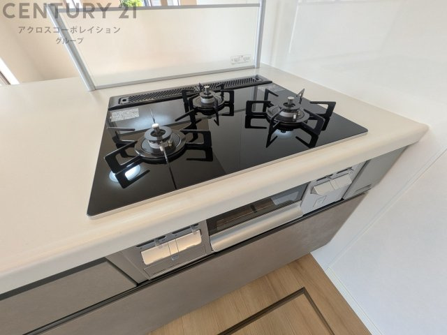 多数の調理器具を同時に使用でき、料理の効率化が可能。省エネで節約になり、様々な料理スタイルに適応できます。また、火力調整が独立しており、手入れや掃除もしやすく、今よりもっとお料理が楽しくなるかも。