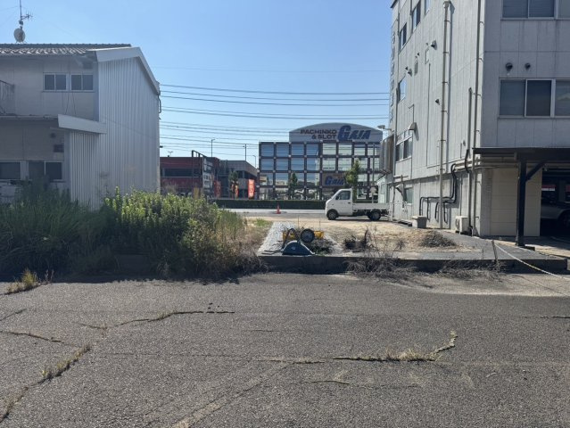 前面は広く舗装されており、車の出入りもスムーズ。約88坪の敷地は駐車スペースや庭、物置など多彩な活用が可能。道路から奥まった立地は静かでプライバシー性が高く建築条件もないため自由なプランで住まいを。