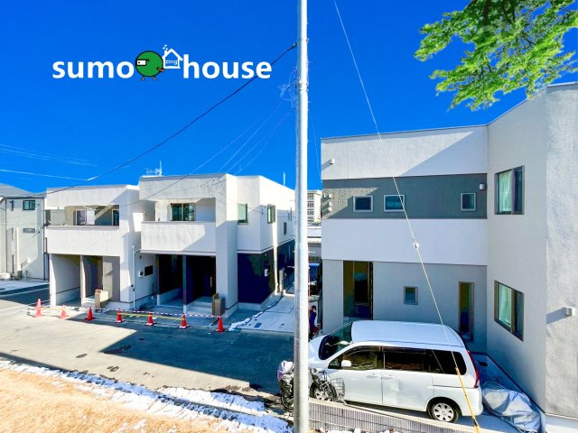 木の温もりを感じるフロアに、アクセントクロスやデザイナーズ照明が映えるモダンな空間です。高所に配された横長窓は、プライバシーを守りつつ柔らかな光を採り込み、開放感を演出します。