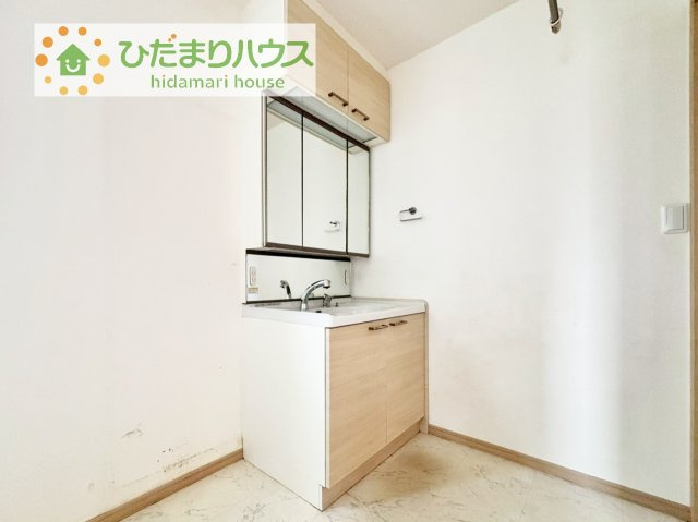 三面鏡の大きな鏡は憧れます(^^♪鏡の後ろは収納となっていて、細かいものでも収納できるのでスッキリと整理できます！