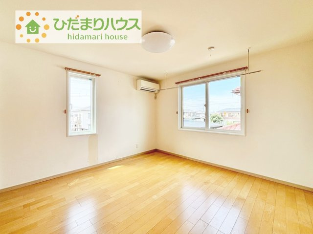 大きなベッドを置いても余裕の広さの主寝室♪