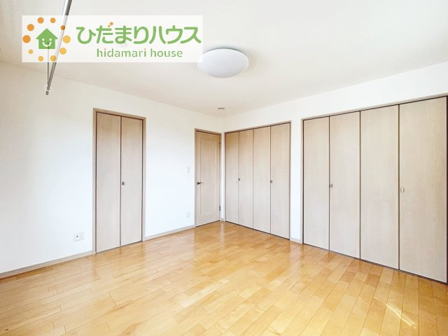 広めの主寝室は、ベッドの他にもパソコンデスクやドレッサーなども置けちゃいます(*^-^*)