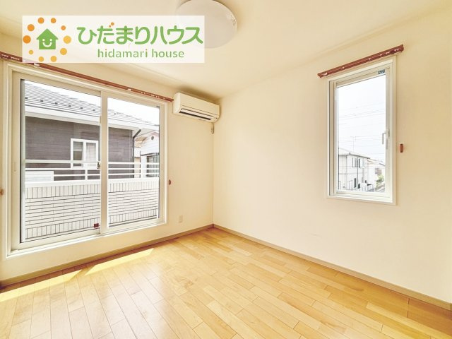 バルコニーに面している居室なので、自然と光が差し込みます♪