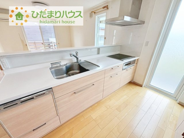料理をしながらでも、ご家族との会話を楽しめる対面式キッチン♪