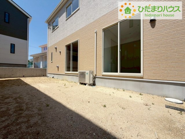 日当たりの良い広い庭。友人や親せきが集まってＢＢＱをしたり、ペットと遊んだり。　一戸建てならではの楽しさが広がります(*^-^*)