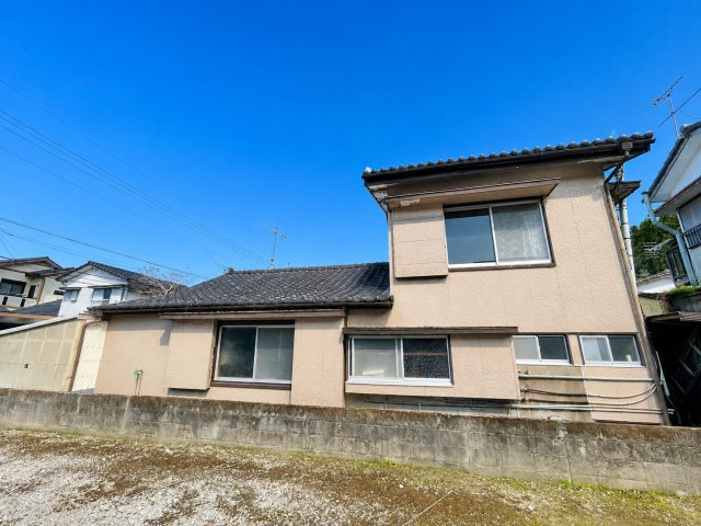 横から見た建物の全景。1階から2階にかけての段差がある形状
