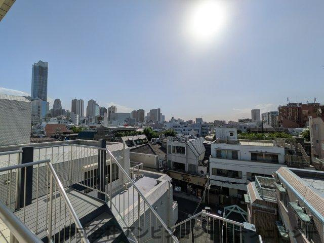 新宿の摩天楼を一望できるパノラマです。
