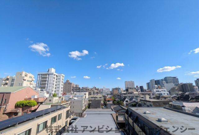 青空が広がる開放的な眺望が魅力の住環境。