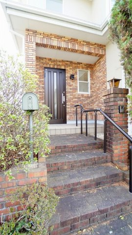 綺麗な植栽つき玄関でお客様をお迎えできます