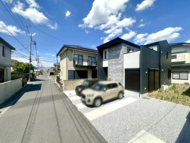 ■外観｜道路幅にゆとりがあることで駐車もしやすく、来客時や複数台利用の際にもストレスを感じにくいのが魅力の一つです♪
