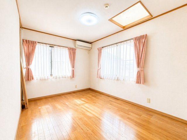 2面採光で明るく開放感のある洋室です。大きな窓からたっぷりと自然光が差し込み、日中は照明いらずの心地よい空間です。フローリング仕様で家具の配置もしやすく、主寝室や子供部屋としても使いやすい間取りです。