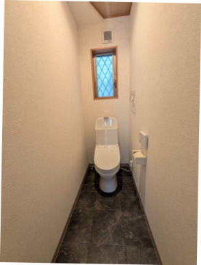 落ち着いた色調のトイレです