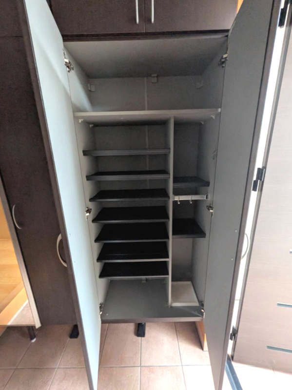 玄関におおきなシューズ用の収納があります