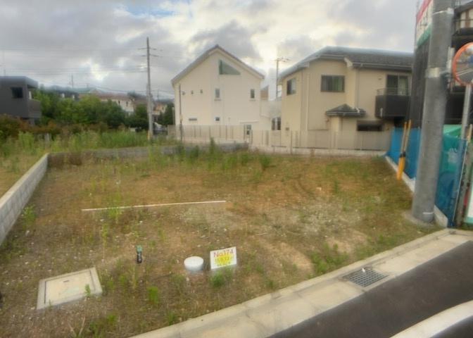 土地の形が極端に長細かったり、狭小地、あるいは道路との高低差がある傾斜地だった場合、後々売ろうとしても買い手がつかない場合もあります。後々、売却することになった時に価値の下がらない土地を選びましょう。