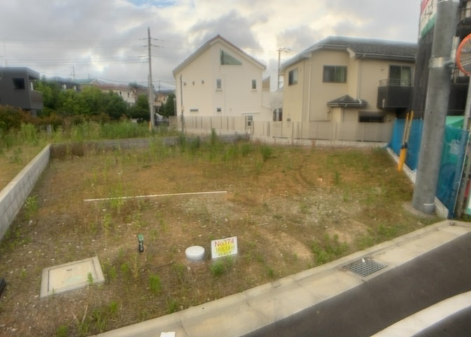 土地の面積＝住宅面積ではありません。建ぺい率の問題などで、土地のある場所によって住宅を建てられる面積は限られています。高さもしかり、「土地」という言葉の中には、建築条件も含まれると考えておきましょう。