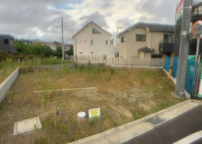 家を建てる場合、方位は要チェックです。現実的に日当たりのよい家ならばリビングは南側、建築基準法でも北側に当たる家への配慮は求められています。土地を見学に行く際は、方位磁針を持って行くようにしましょう。