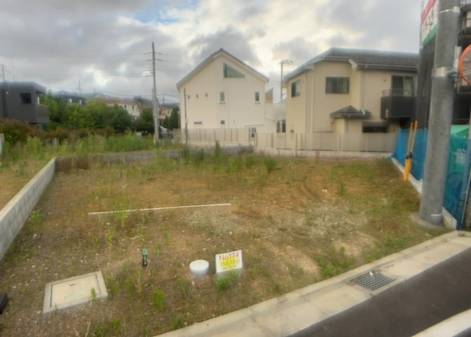 土地の前の道路に消火栓が設置されていることがあります。この場合、道路交通法第45条第1項により、駐車禁止の場所が指定されています。そのため、車庫などの駐車スペースをつくることができない場合があります。