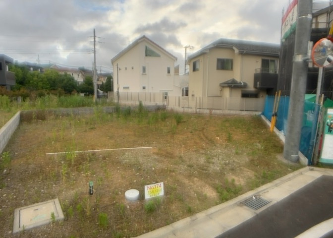 現地に行くなら、物件の周囲の地形がどうなっているかを見ることも大切です。周辺より低くなっている土地では、大雨などで水が集まりやすいため、地盤が弱くなっているということも考えられるため、注意が必要です。