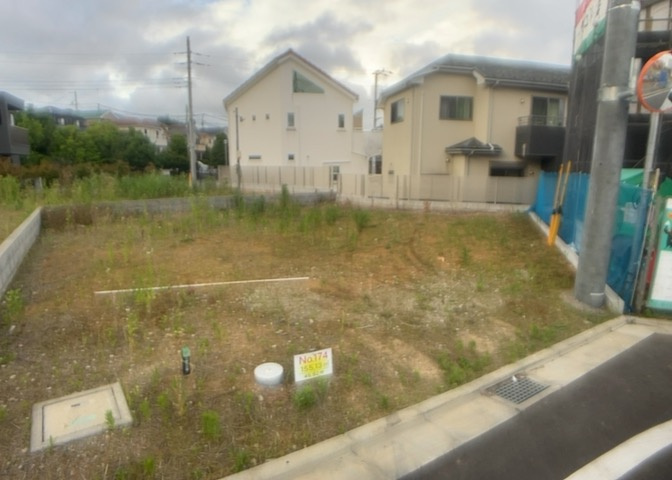 隣家の土地はどうなっているのか、生活利便施設が近くにあるのか、学校まで近いかなど、お客様のライフスタイルにあわせたイメージが重要です。また、近くにあると困る施設が近くにないかも確認するといいでしょう。