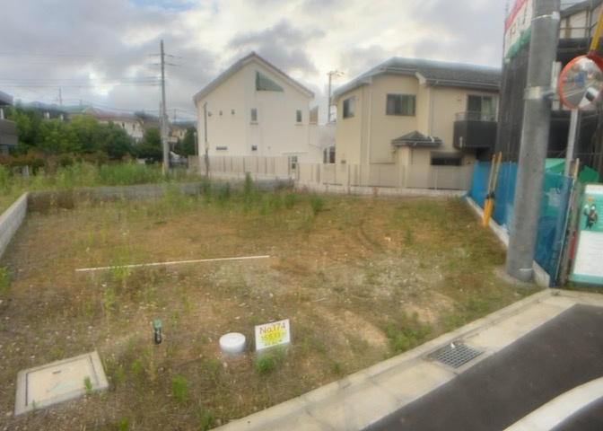 土地購入を検討されている場合、境界杭がない状態で購入してしまうと境界確定測量をする必要があり、費用がかかります。購入の前に、売主、隣土地所有者立ち合いのもと境界を確定し境界杭を設置するのがベストです。