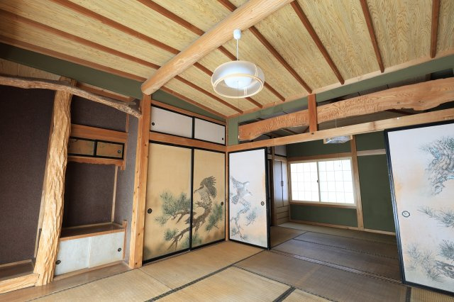 2F-立派な天井の梁のある和室です