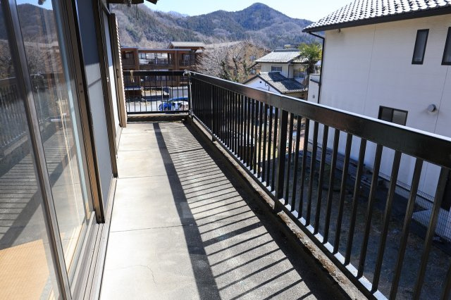バルコニーから山並みが望めます