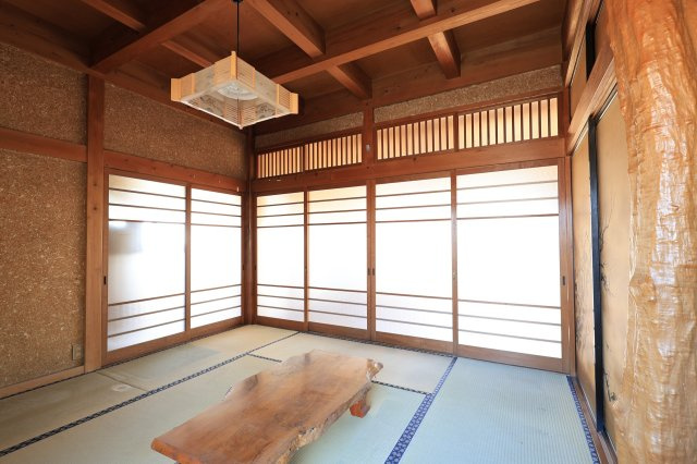 障子越しに柔らかな光が届く畳の部屋