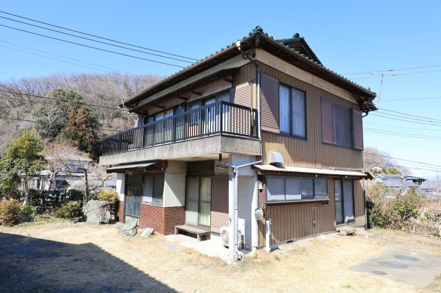 2階にバルコニーを備えた和風の外観です