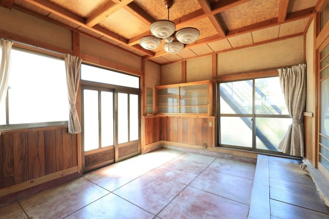 窓が多く、自然光が入りやすい玄関ホール