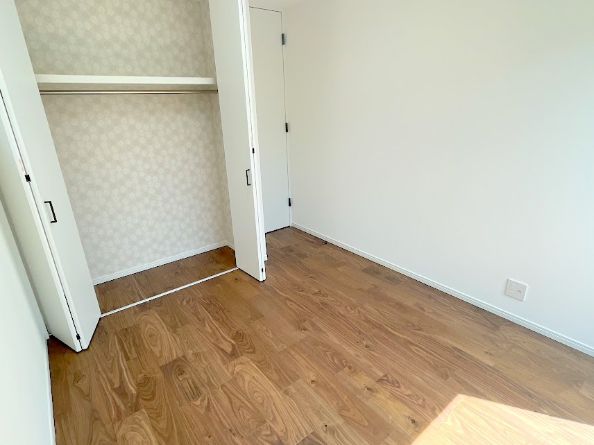 柔らかな日差しが差し込む子供部屋。明るい日差しに照らされ、お子様も明るく元気に過ごせそう。