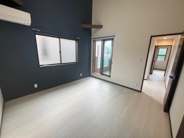 勾配天井で開放感のある洋室です。