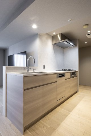 高級感のある木目パネルが印象的な、機能美あふれるキッチン。広々としたワークトップは、本格的な料理もストレスなく楽しめます。毎日の献立作りをより軽やかに、より楽しく彩ってくれる、住まいの中心です♪