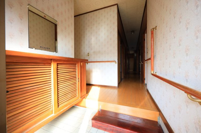 手すり付きの廊下と玄関で移動がスムーズにできます