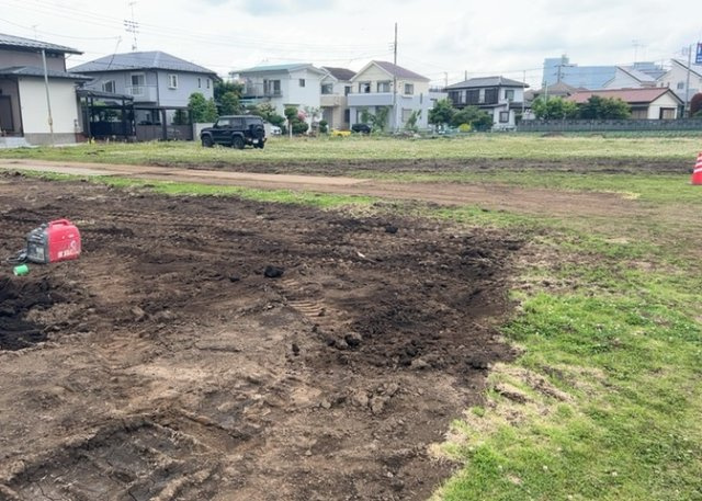 家を建てる場合、方位は要チェックです。現実的に日当たりのよい家ならばリビングは南側、建築基準法でも北側に当たる家への配慮は求められています。土地を見学に行く際は、方位磁針を持って行くようにしましょう。