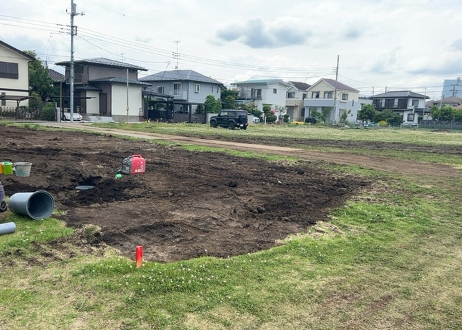 土地の前の道路に消火栓が設置されていることがあります。この場合、道路交通法第45条第1項により、駐車禁止の場所が指定されています。そのため、車庫などの駐車スペースをつくることができない場合があります。