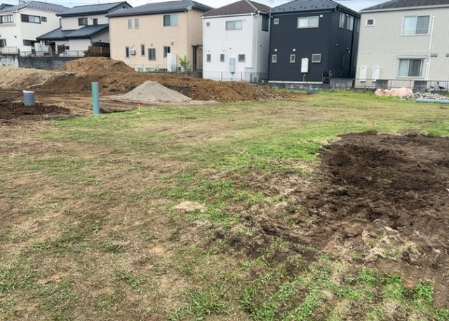 現地に行くなら、物件の周囲の地形がどうなっているかを見ることも大切です。周辺より低くなっている土地では、大雨などで水が集まりやすいため、地盤が弱くなっているということも考えられるため、注意が必要です。