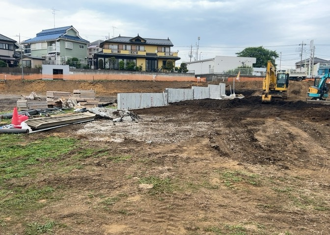 土地購入を検討されている場合、境界杭がない状態で購入してしまうと境界確定測量をする必要があり、費用がかかります。購入の前に、売主、隣土地所有者立ち合いのもと境界を確定し境界杭を設置するのがベストです。