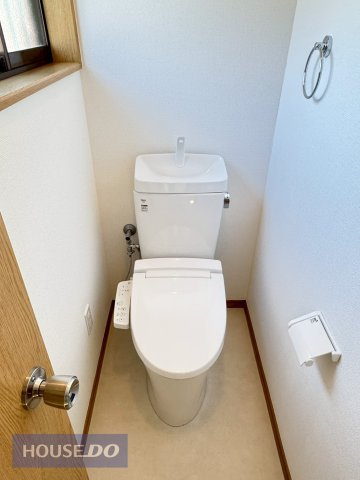 温水洗浄暖房便座付き。2箇所あるので、忙しい朝でも安心♪ほっと一息つけるプライベート空間は広めの設計となっております。