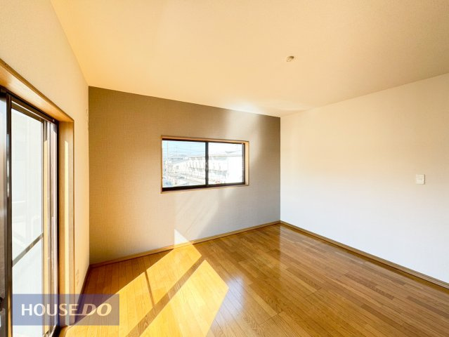 お子様の成長を見守るお部屋♪収納もついております。