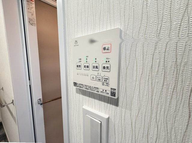 浴室乾燥機標準装備。浴室乾燥だけでなく、洗濯物も干せるので雨の日にも大助かりです。　