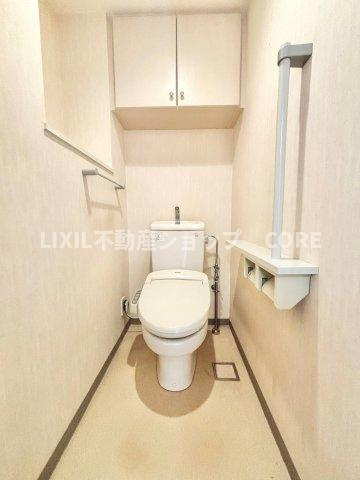 トイレには、手すりもついていますのでお子様にもご年配の方にも安心してお使いいただけます。