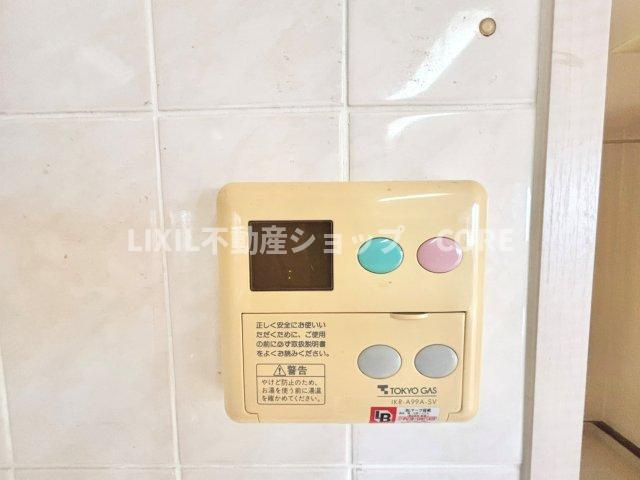 お風呂はボタンひとつで一定量の湯を浴槽に張ったり、保温や追い焚きをすることができる便利な機能付