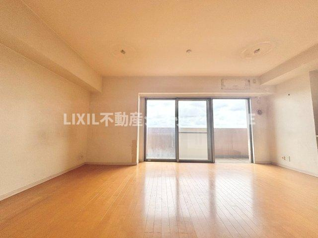 ＬＤＫのメインとなる大きな窓。大きめの開口部から暖かい日差しが長い時間射し込みます。